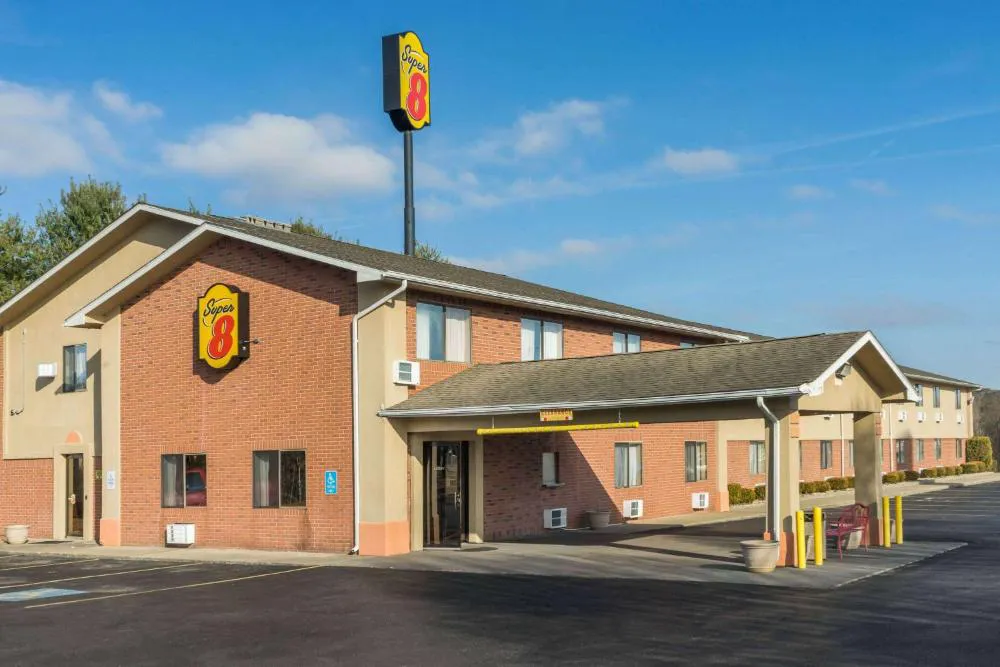 Super 8 by Wyndham Munfordville KY hotel hero