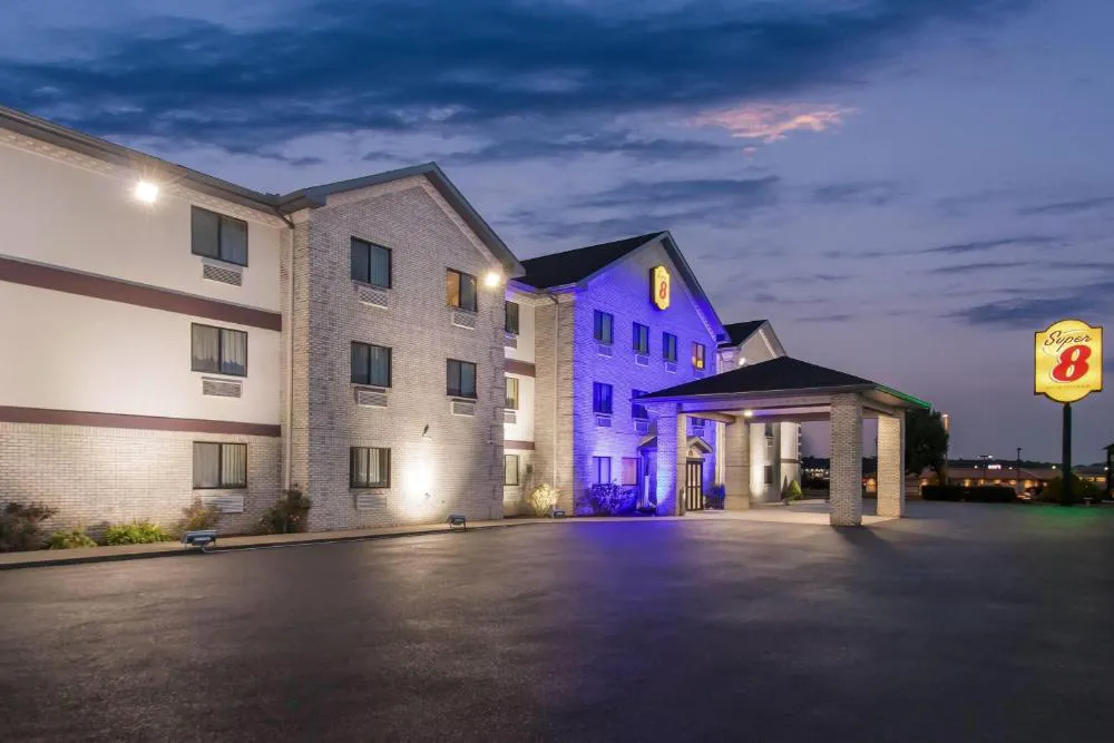 Super 8 by Wyndham Uniontown PA hotel hero
