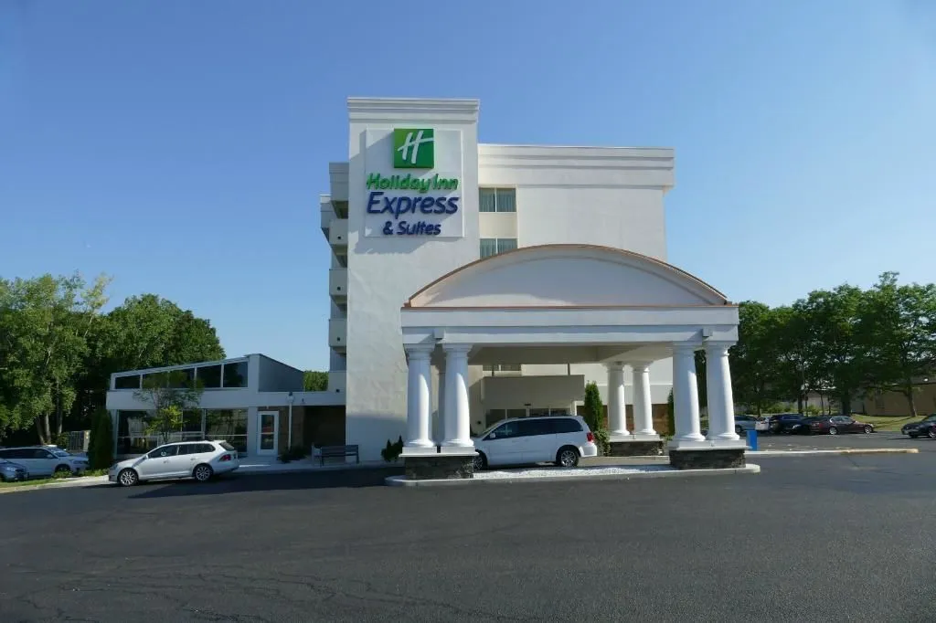 Holiday Inn Express & Suites Milford by IHG hotel hero