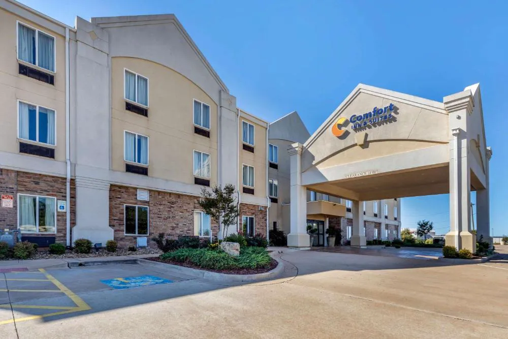 Comfort Inn & Suites Perry I-35 hotel hero