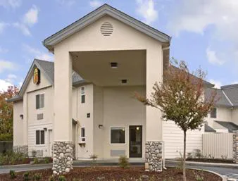 Super 8 by Wyndham Cloverdale Wine Country hotel detail image 1