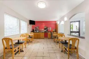 Super 8 by Wyndham Cloverdale Wine Country hotel detail image 4