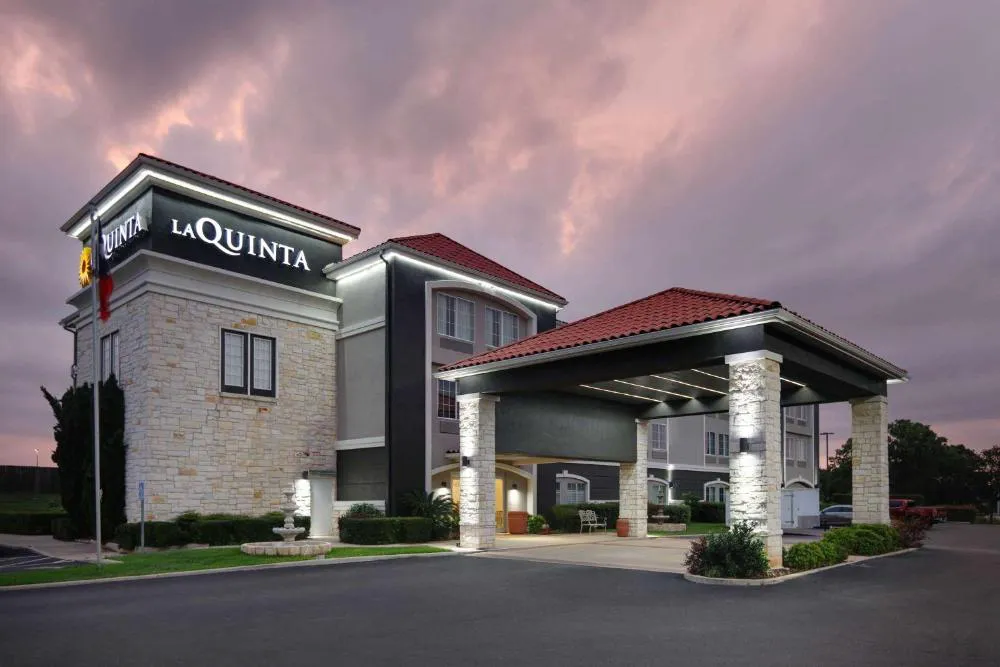 La Quinta Inn & Suites by Wyndham Fredericksburg hotel hero