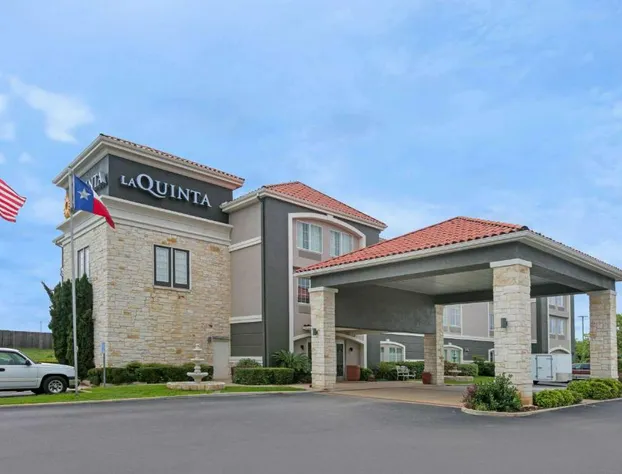 La Quinta Inn & Suites by Wyndham Fredericksburg hotel detail image 2