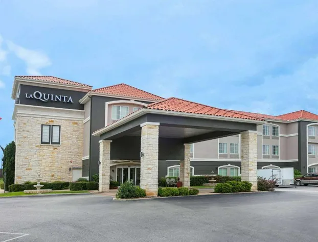 La Quinta Inn & Suites by Wyndham Fredericksburg hotel detail image 1