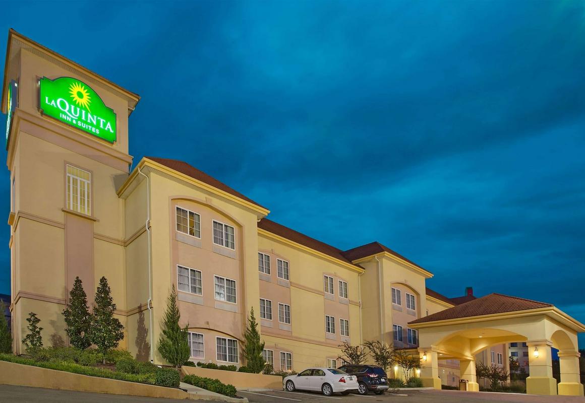 La Quinta Inn & Suites by Wyndham Vicksburg hotel hero