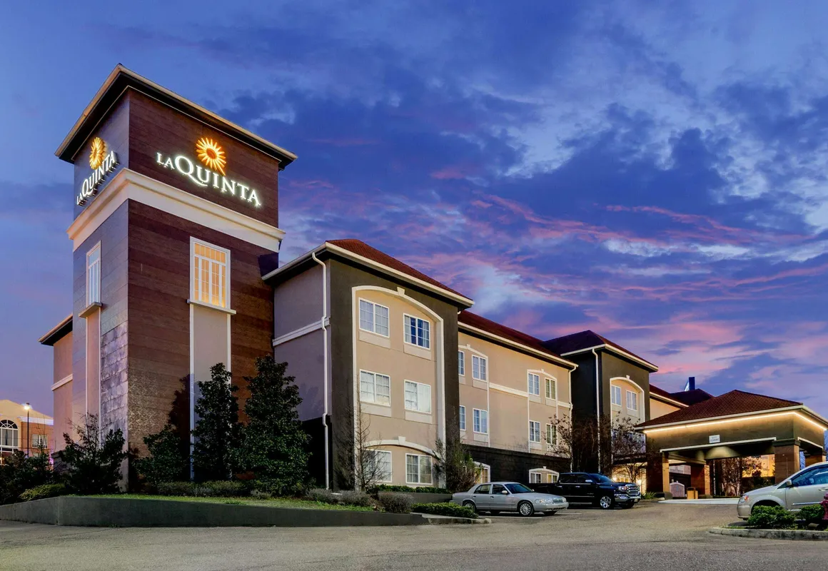 La Quinta Inn & Suites by Wyndham Vicksburg hotel hero