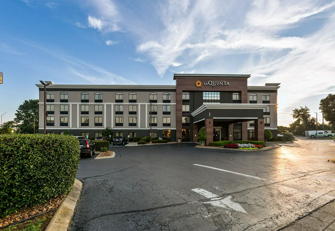 La Quinta Inn & Suites by Wyndham Clarksville hotel hero