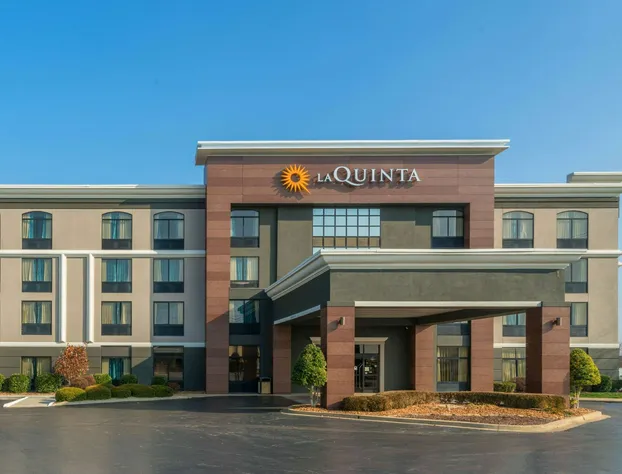La Quinta Inn & Suites by Wyndham Clarksville hotel detail image 1