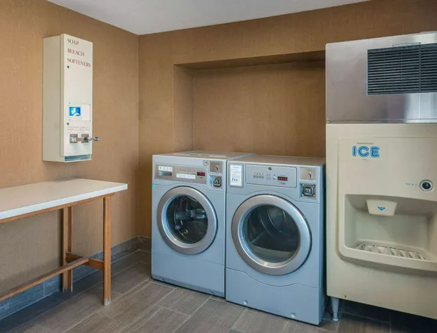 La Quinta Inn & Suites by Wyndham Clarksville hotel detail image 3