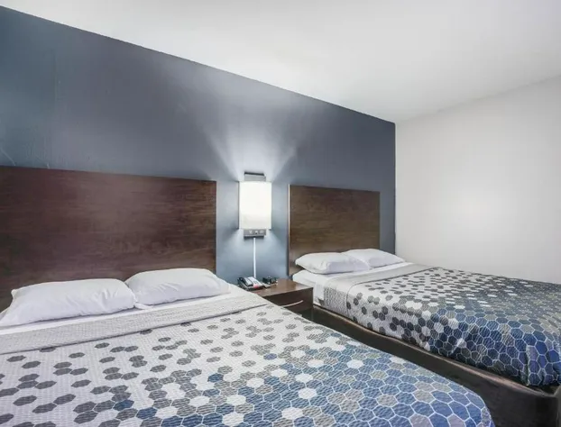 Econo Lodge Milwaukee Airport hotel detail image 3