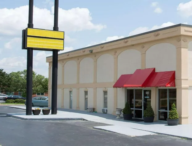 Super 8 by Wyndham Greensboro hotel detail image 1