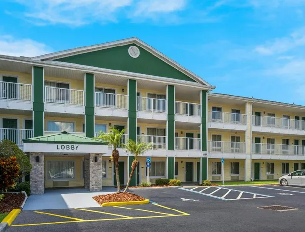 HomeTowne Studios by Red Roof Orlando - UCF Area hotel detail image 1