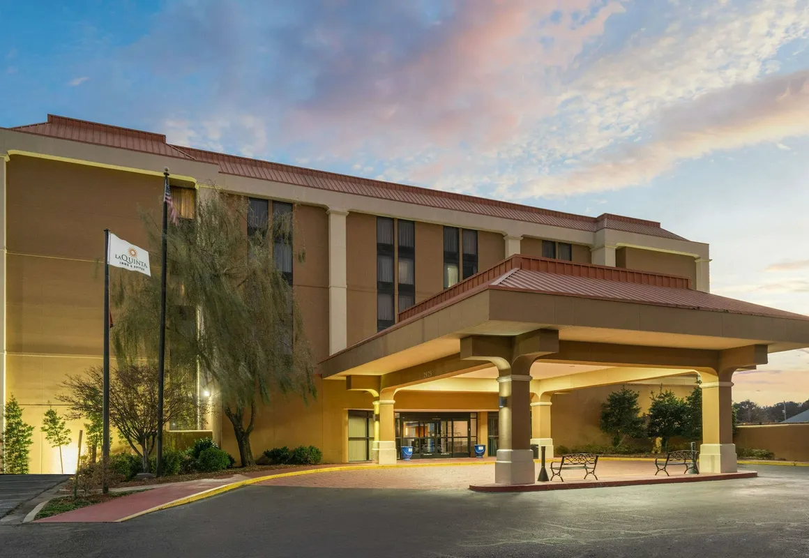 La Quinta Inn & Suites by Wyndham Memphis Airport Graceland hotel hero
