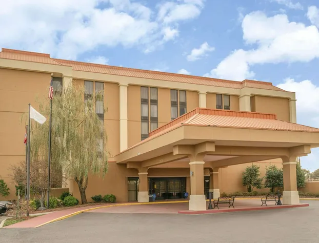 La Quinta Inn & Suites by Wyndham Memphis Airport Graceland hotel detail image 3