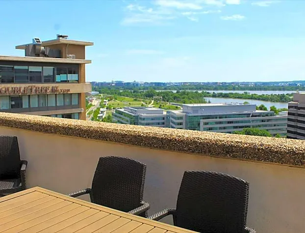 DoubleTree by Hilton Washington DC - Crystal City hotel detail image 4