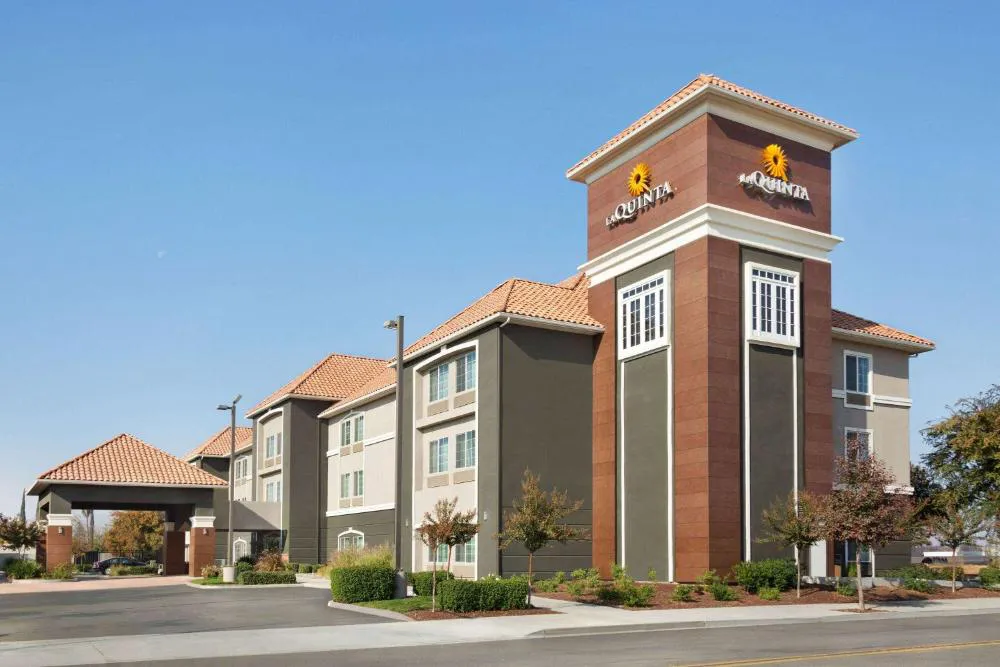 La Quinta Inn & Suites by Wyndham Fresno Northwest hotel hero