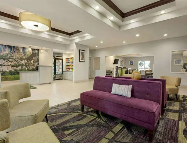 La Quinta Inn & Suites by Wyndham Fresno Northwest hotel detail image 3