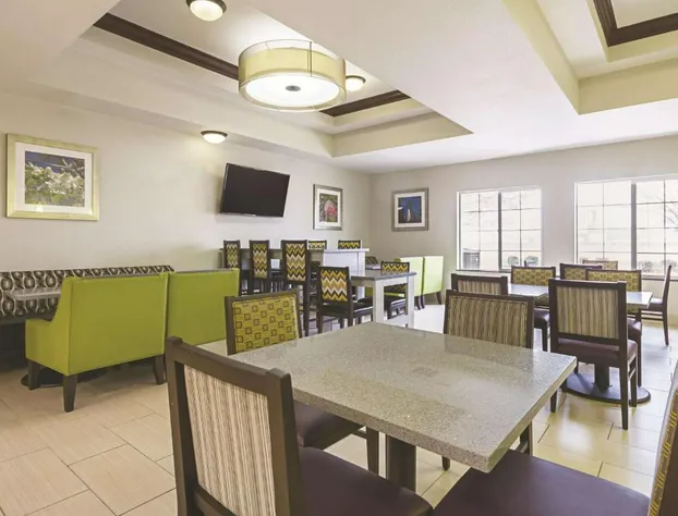 La Quinta Inn & Suites by Wyndham Fresno Northwest hotel detail image 4