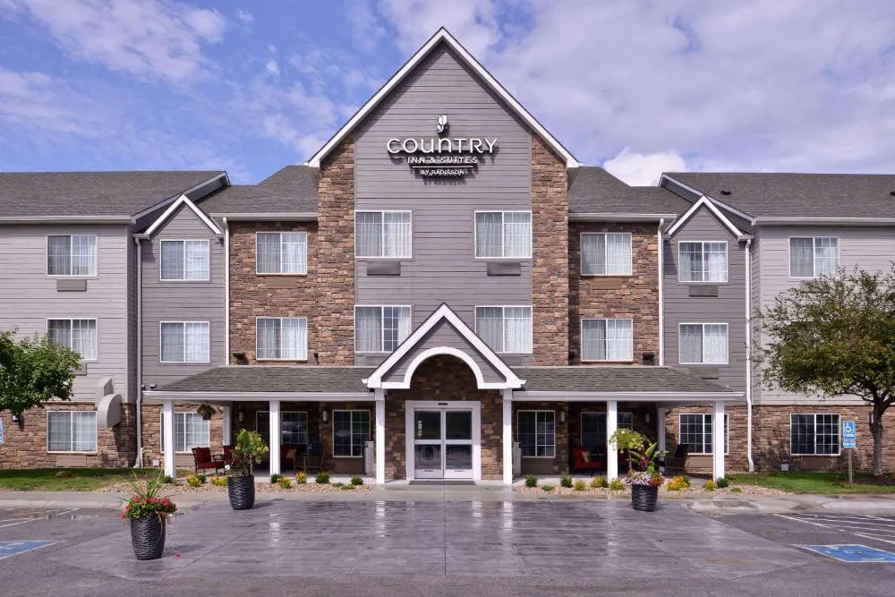 Country Inn & Suites by Radisson, Omaha Airport, IA hotel hero