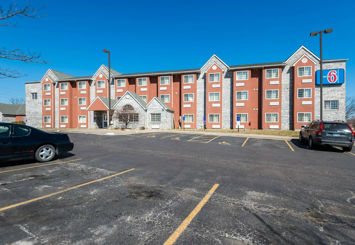 Motel 6 Olathe, KS hotel hero
