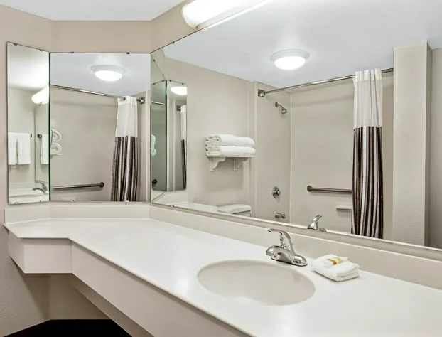 Spark by Hilton Plainfield Indianapolis Airport hotel detail image 4