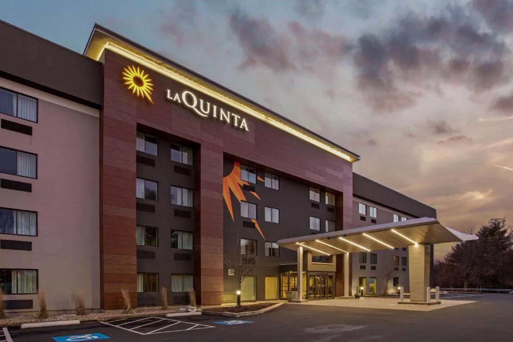 La Quinta Inn & Suites by Wyndham Hartford - Bradley Airport hotel hero