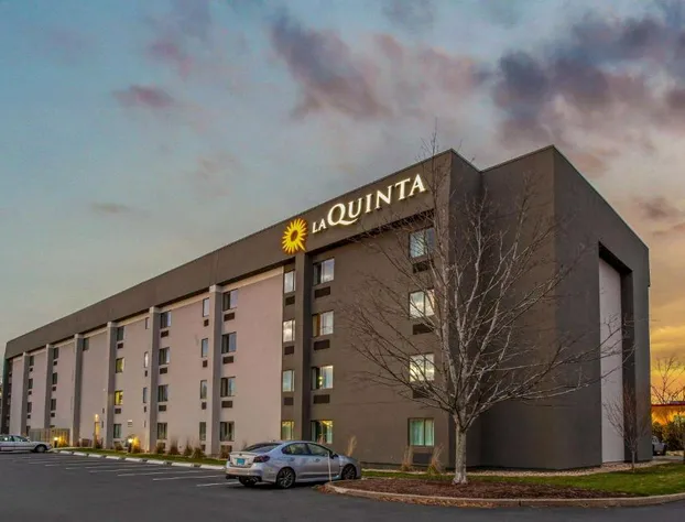 La Quinta Inn & Suites by Wyndham Hartford - Bradley Airport hotel detail image 4