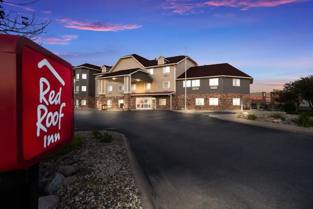 Red Roof Inn & Suites Omaha - Council Bluffs hotel hero