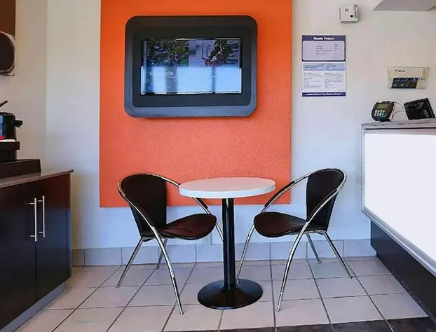 Super 8 by Wyndham Walnut Creek hotel detail image 2