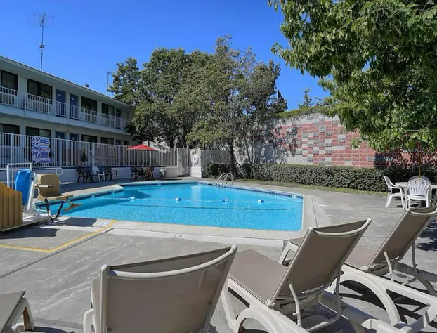 Super 8 by Wyndham Walnut Creek hotel detail image 3