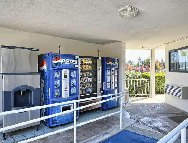 Super 8 by Wyndham Walnut Creek hotel detail image 4