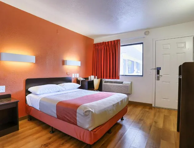 Super 8 by Wyndham Walnut Creek hotel detail image 2