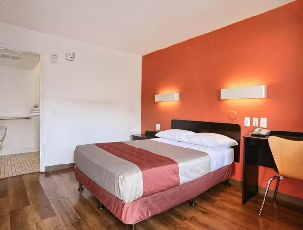 Super 8 by Wyndham Walnut Creek hotel detail image 4