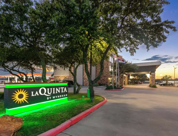 La Quinta Inn & Suites by Wyndham Rockport - Fulton hotel detail image 1