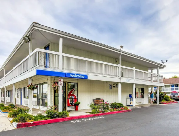Motel 6 Medford, OR - North hotel detail image 3