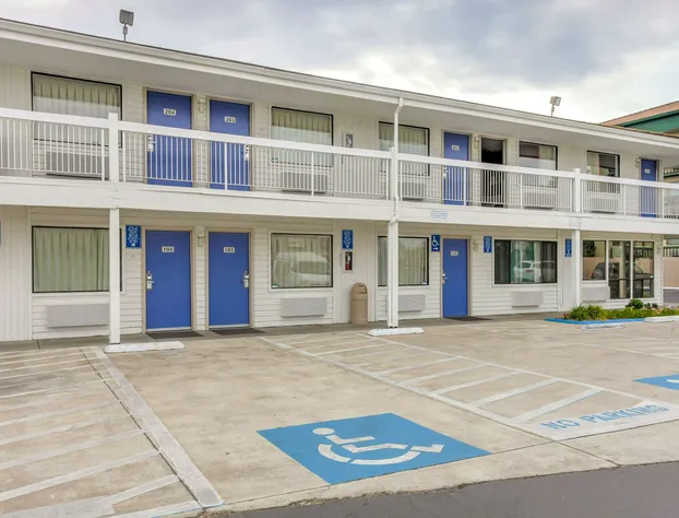 Motel 6 Medford, OR - North hotel detail image 4