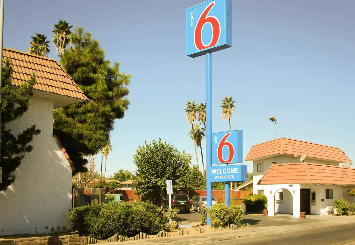 Motel 6 Fresno, CA hotel hero