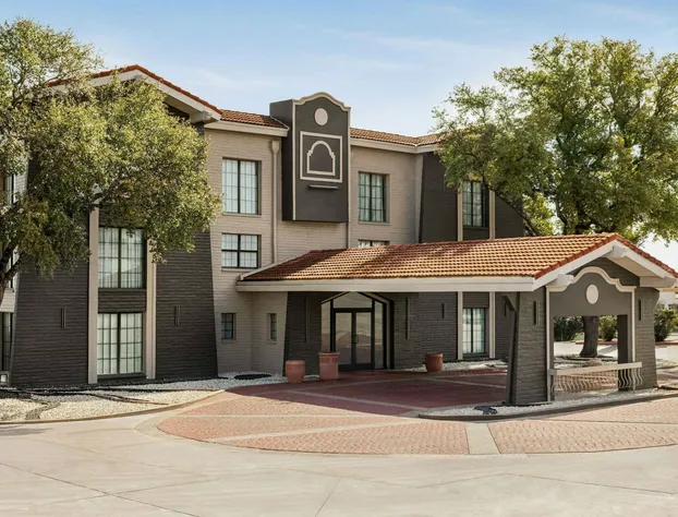 La Quinta Inn by Wyndham San Antonio I-35 N at Toepperwein hotel detail image 1