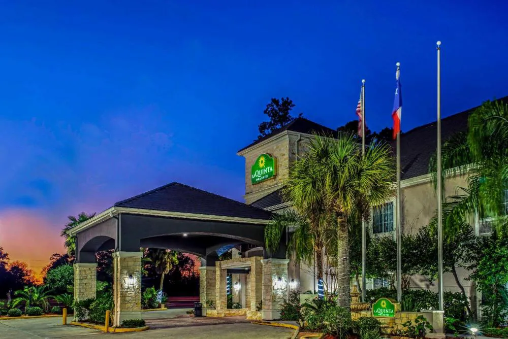 La Quinta Inn & Suites by Wyndham Kingwood Houston IAH Airpt hotel hero