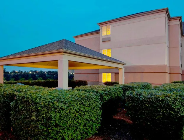 Sonesta Simply Suites Pittsburgh Airport hotel detail image 1