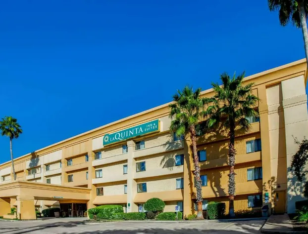 La Quinta Inn & Suites by Wyndham Houston Baytown East hotel detail image 1