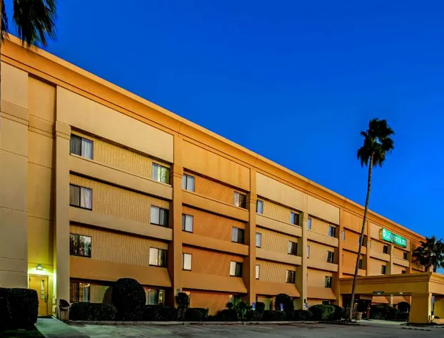 La Quinta Inn & Suites by Wyndham Houston Baytown East hotel detail image 2