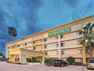 La Quinta Inn & Suites by Wyndham Houston Baytown East hotel detail image 3