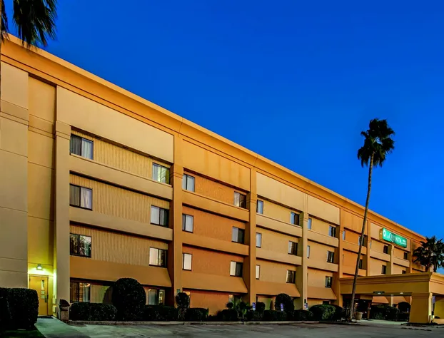 La Quinta Inn & Suites by Wyndham Houston Baytown East hotel detail image 2