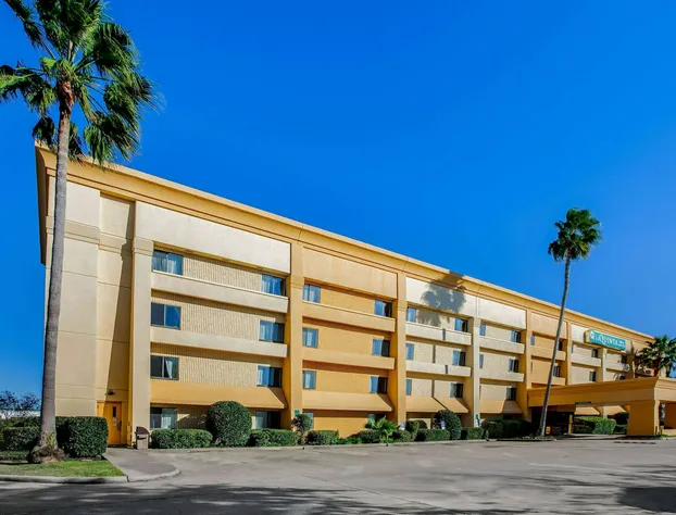 La Quinta Inn & Suites by Wyndham Houston Baytown East hotel detail image 3