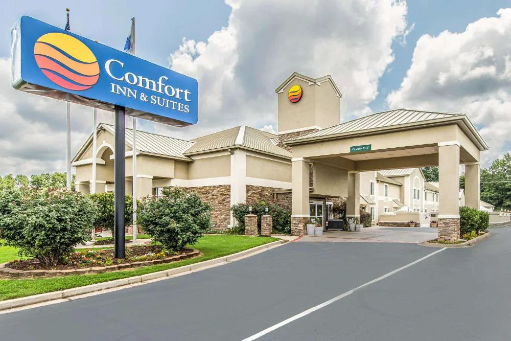 Comfort Inn & Suites Greenwood near University hotel hero