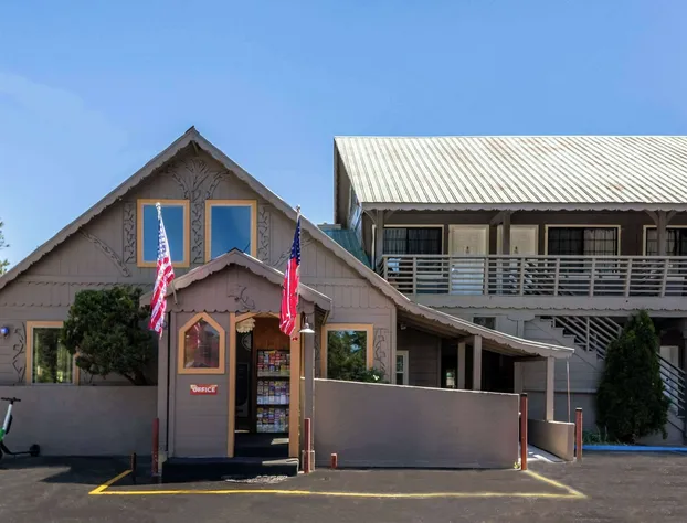 Econo Lodge Inn & Suites Heavenly Village Area hotel detail image 1