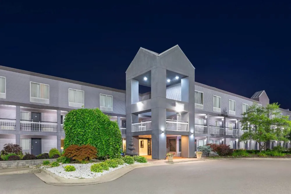 Howard Johnson by Wyndham Romulus Detroit Metro Airport hotel hero