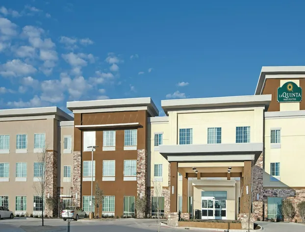 La Quinta Inn & Suites by Wyndham Fort Worth West - I-30 hotel detail image 2